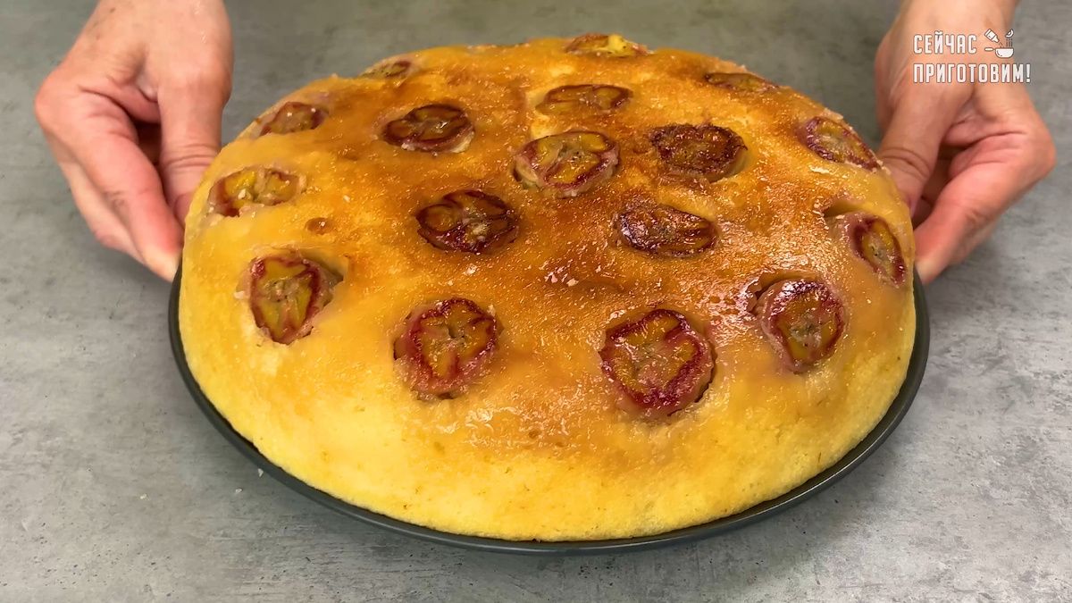 Простой пирог без духовки — деликатес с бананами и карамельной корочкой