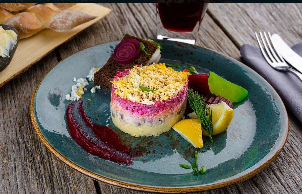 Салат из сельди под шубой с яблочным акцентом