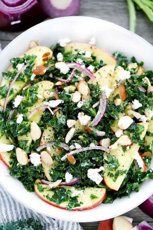 Салат с кудрявой капустой, яблоками и козьим сыром