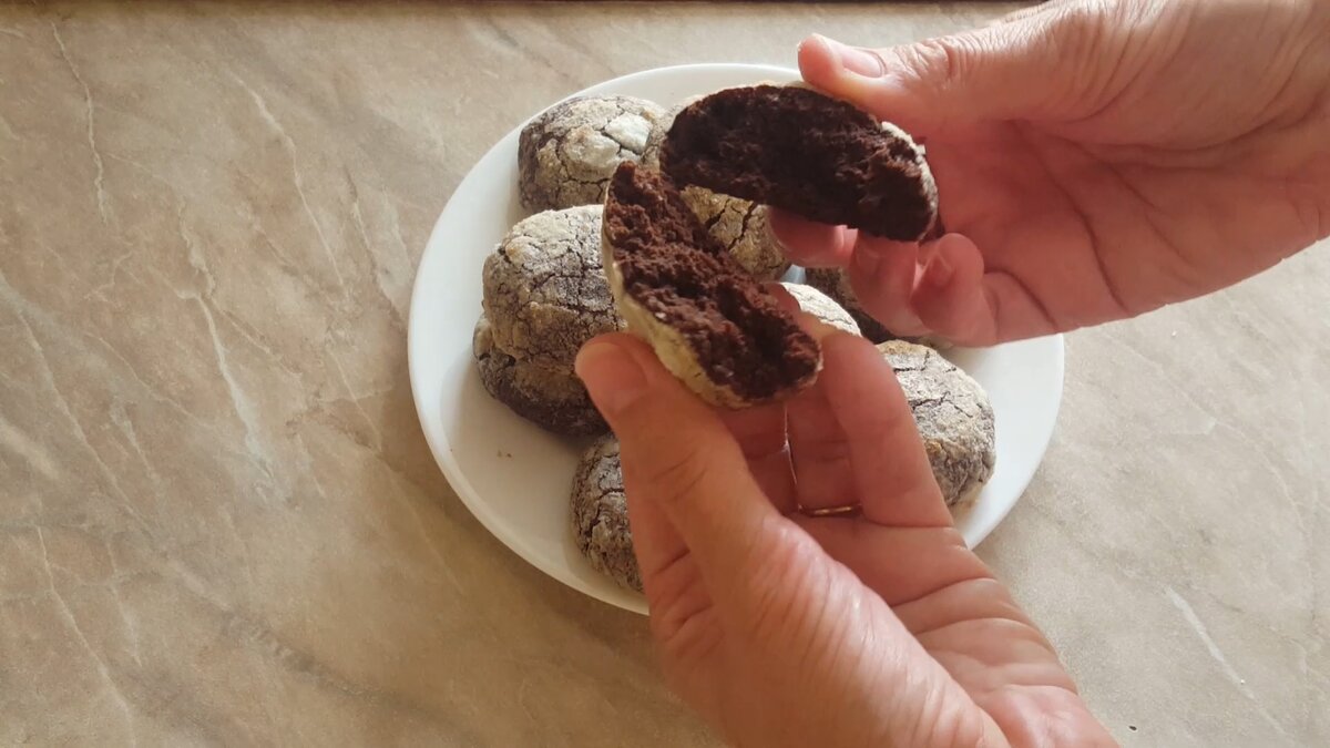 Шоколадные пряники с трещинками