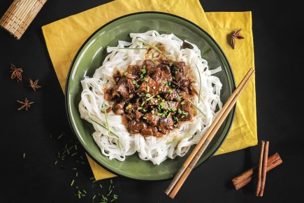 Пикантная говядина с рисовой лапшой по-китайски: просто и вкусно