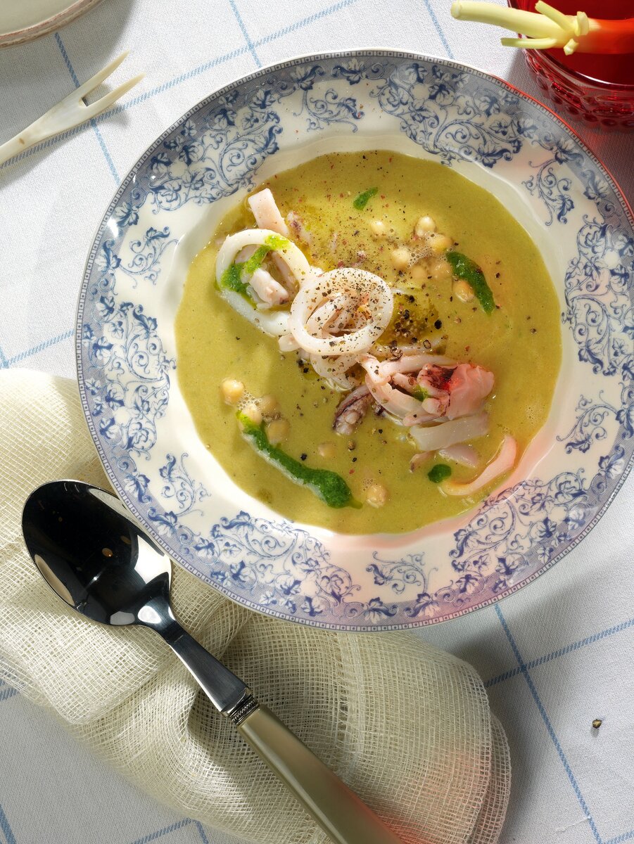 Нутовый суп с кальмарами