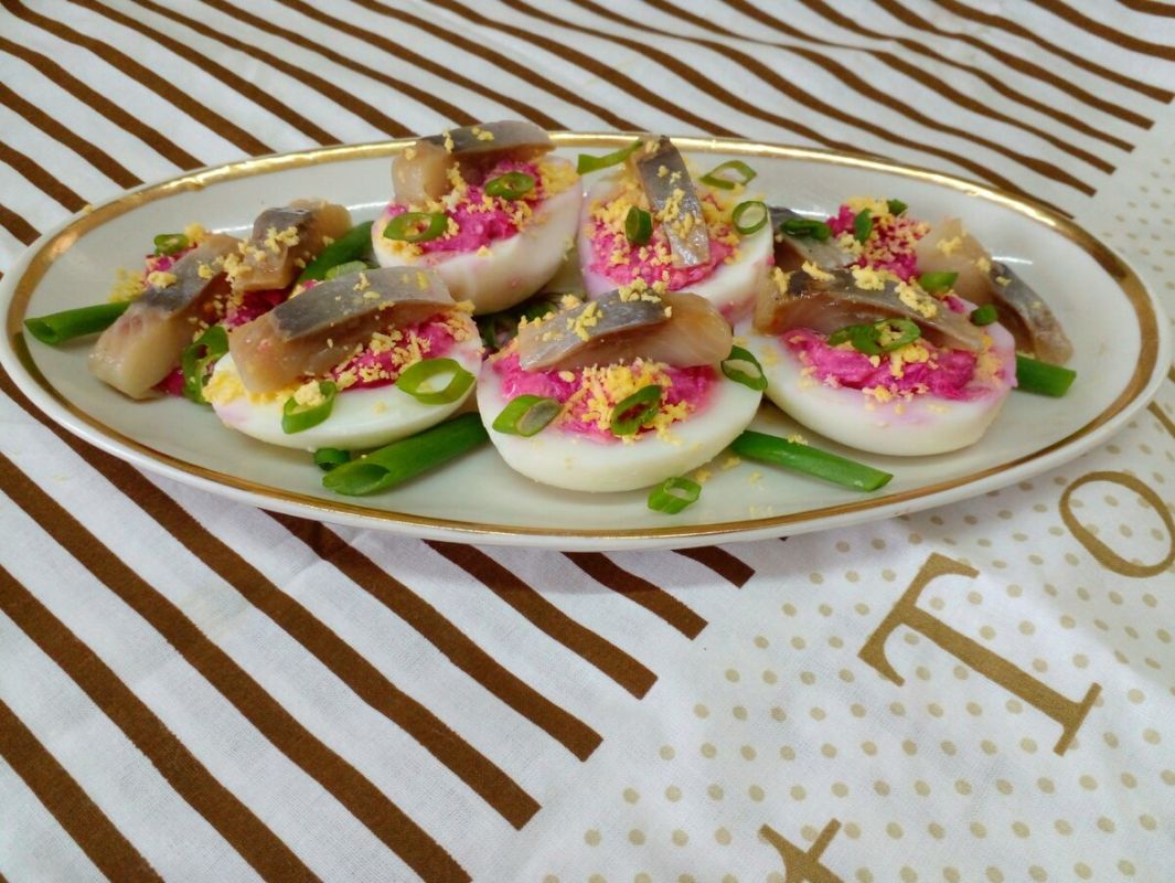 Быстрый и вкусный рецепт яиц, фаршированных сельдью и свеклой