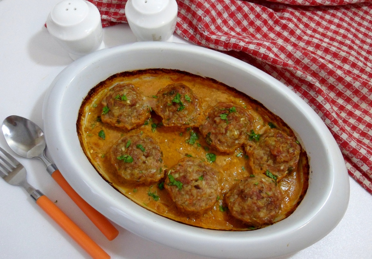 Наслаждение домашним уютом: мясные тефтели в духовке