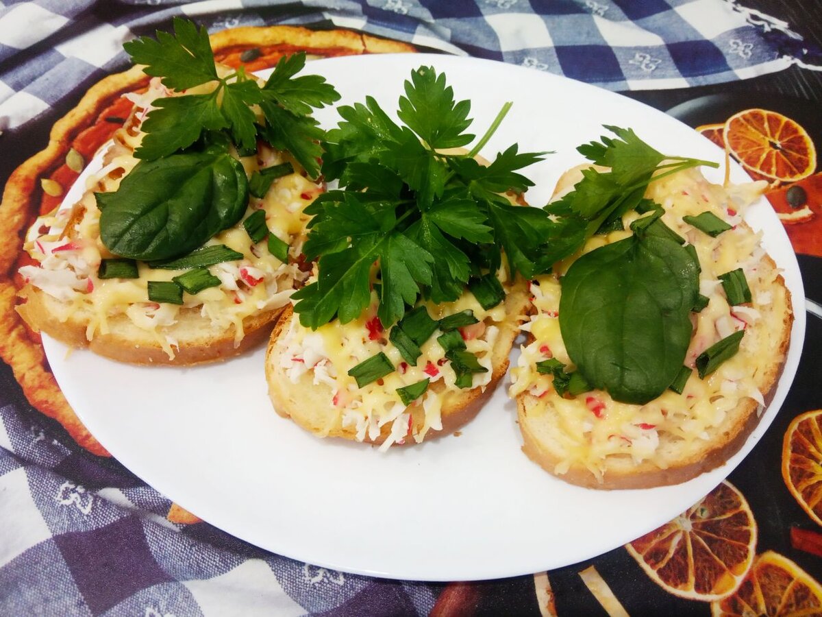 Горячие бутерброды с крабовыми палочками и сыром: быстро и вкусно