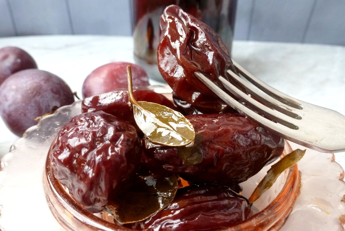 Маринованные сливы: оригинальная закуска, которая удивит всех