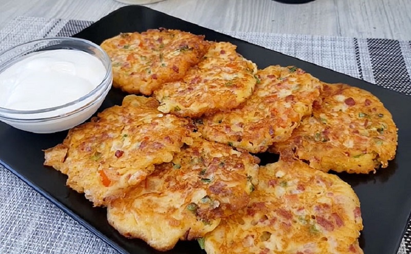 Невероятные оладьи с сыром, колбасой и помидорами: новое слово в ужине