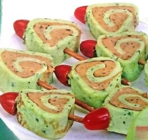 Вкусные рулетики из шпинатных блинов с паштетом, которые удивят ваших гостей