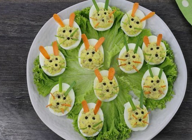 Необычная закуска для праздника: фаршированные яйца "зайцы" с печенью трески