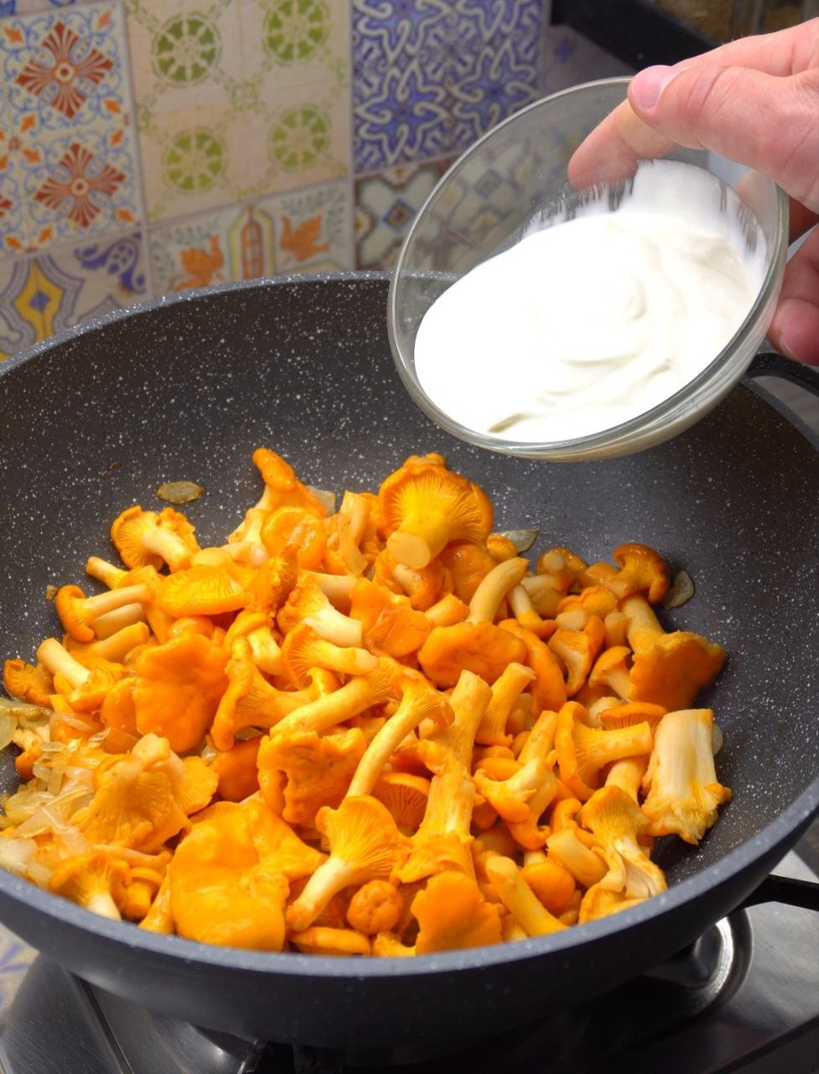 Лисички в сметане с картофелем: кулинарное лето на вашей тарелке