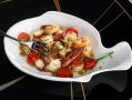 Вкусное приключение: жареные морепродукты с чесноком и томатами