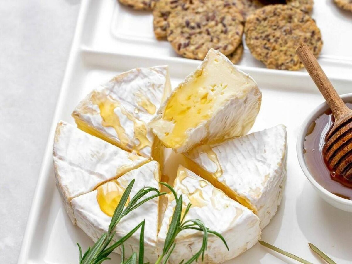 Необычный запеченный камамбер: вкусный рецепт для ваших встреч