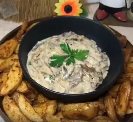 Вкусный befshtroganov с картошкой по-деревенски для домашнего ужина