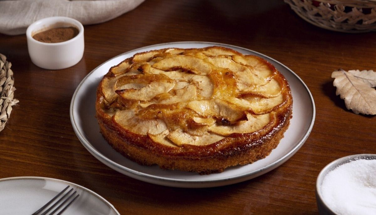 Яблочный пирог, который влюбит в осень: рецепт от леди Шарлотт