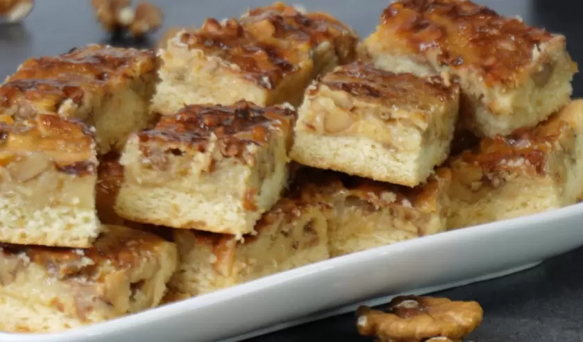 Невероятный пирог со сгущёнкой, который исчезает с тарелки за считанные минуты