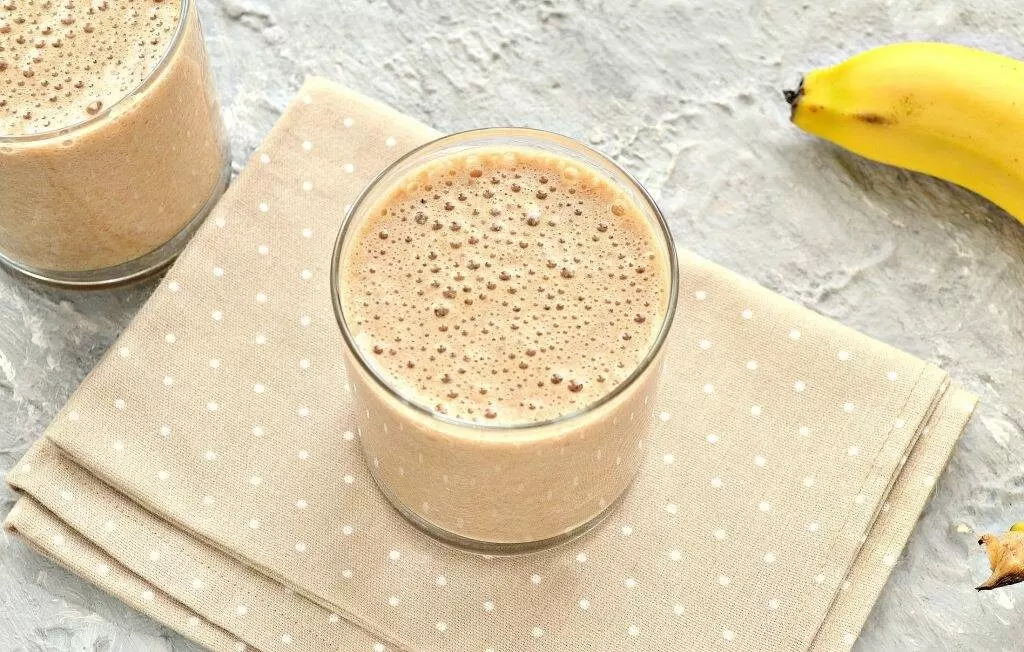 Кофейное томление: Как банан превращает утренний ритуал в экзотическое приключение