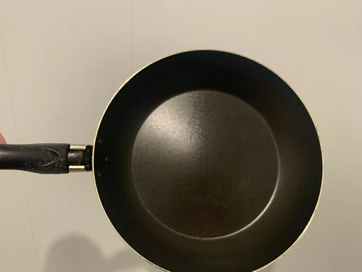 Почему стоит отказаться от резкого охлаждения сковород в холодной воде