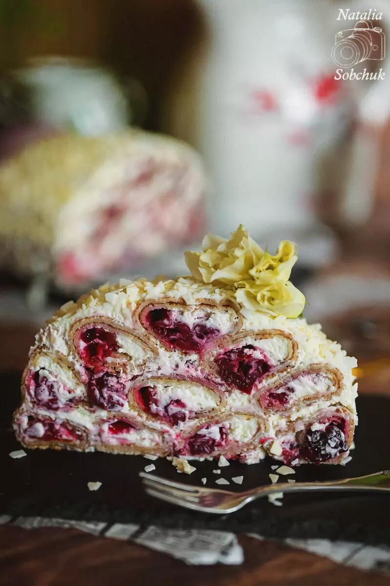 Нежный блинный торт с вишней и кремом маскарпоне: легкий рецепт без выпечки