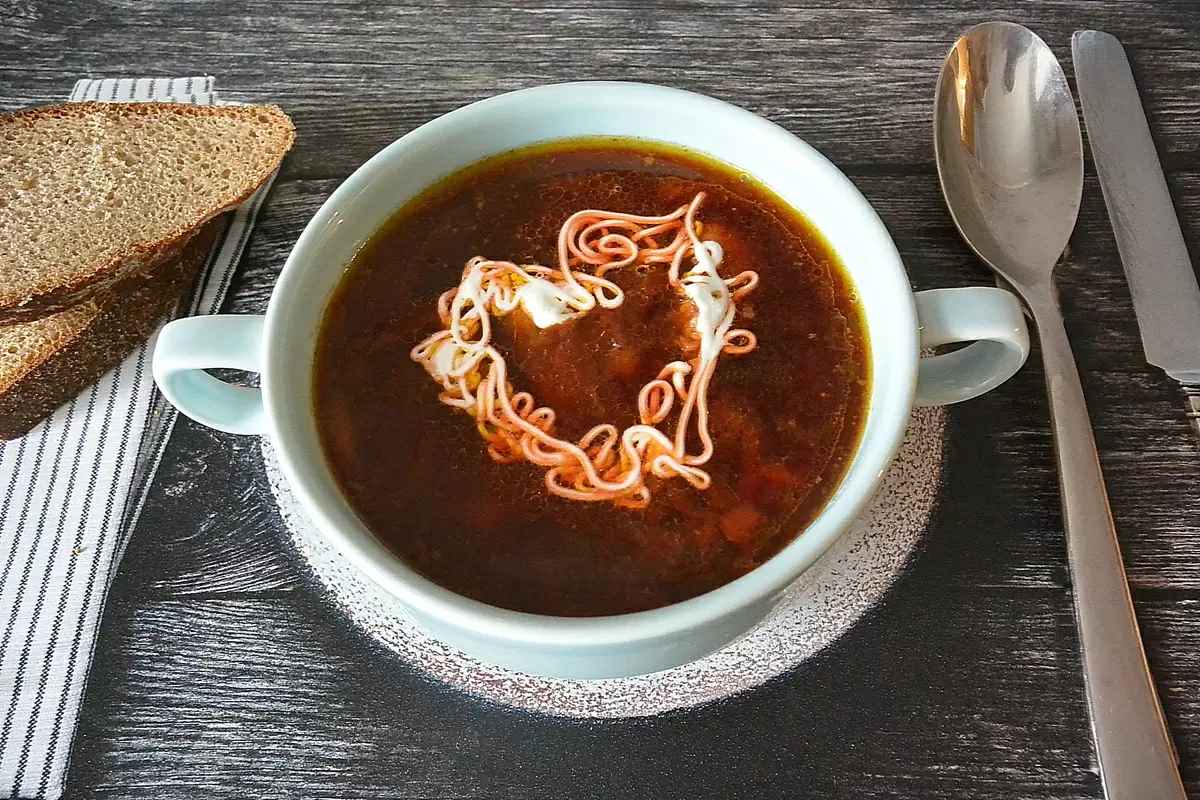 Горячий свекольник: сытный суп на любой случай