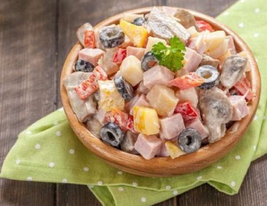 Салаты для праздника: три легких рецепта, которые удивят гостей