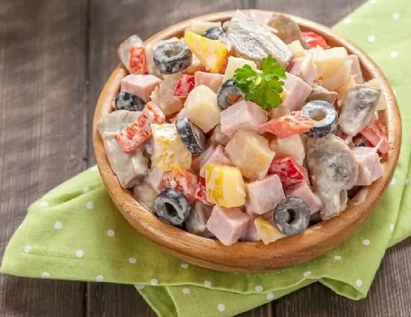 Салаты для праздника: три легких рецепта, которые удивят гостей