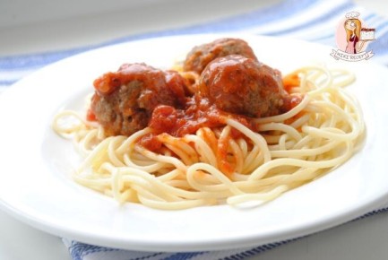 Фрикадельки с сыром в томатном соусе: сытное блюдо для всей семьи