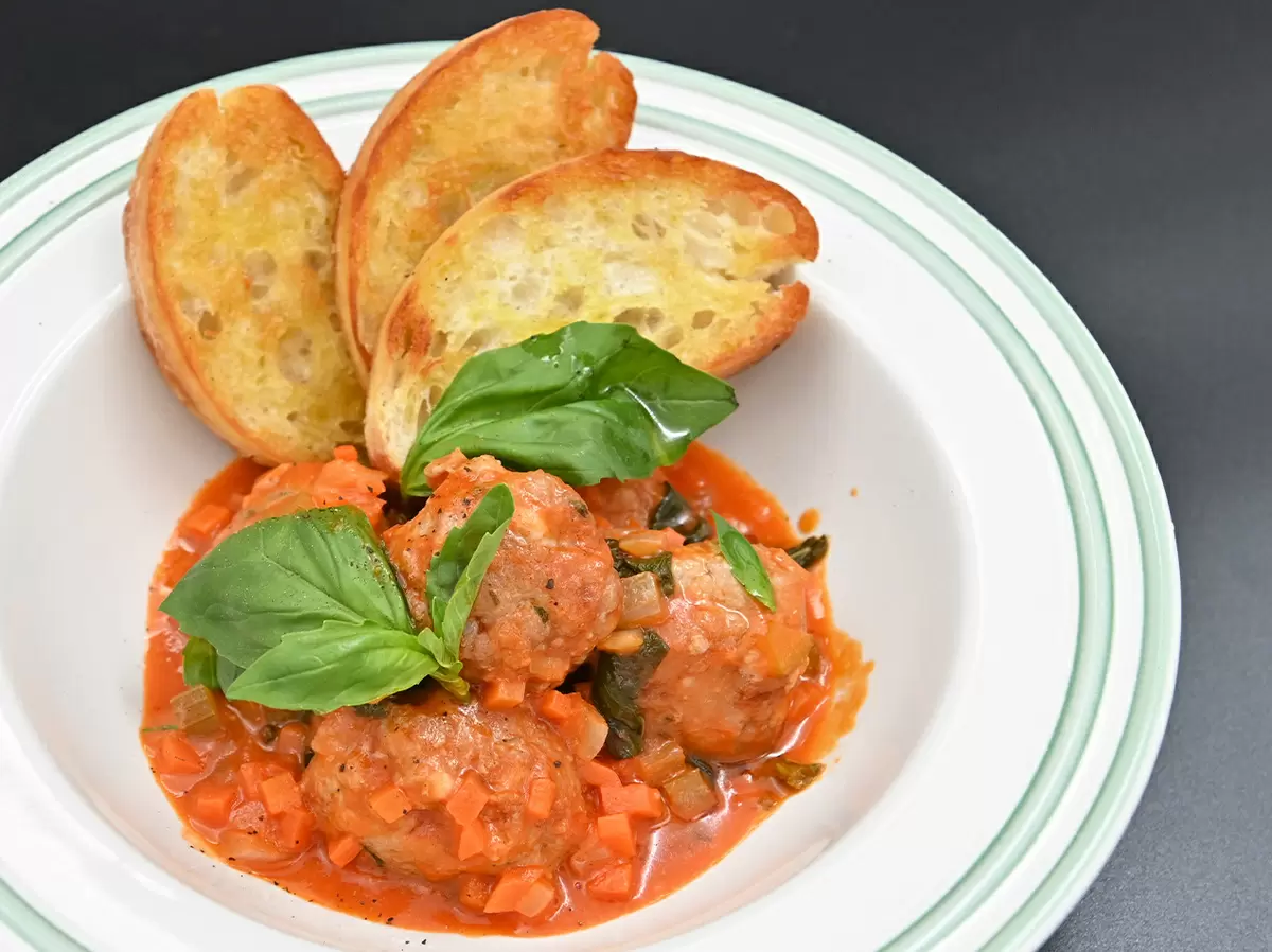 Необычные куриные фрикадельки с хрустящими крутонами: секреты аромата и вкуса