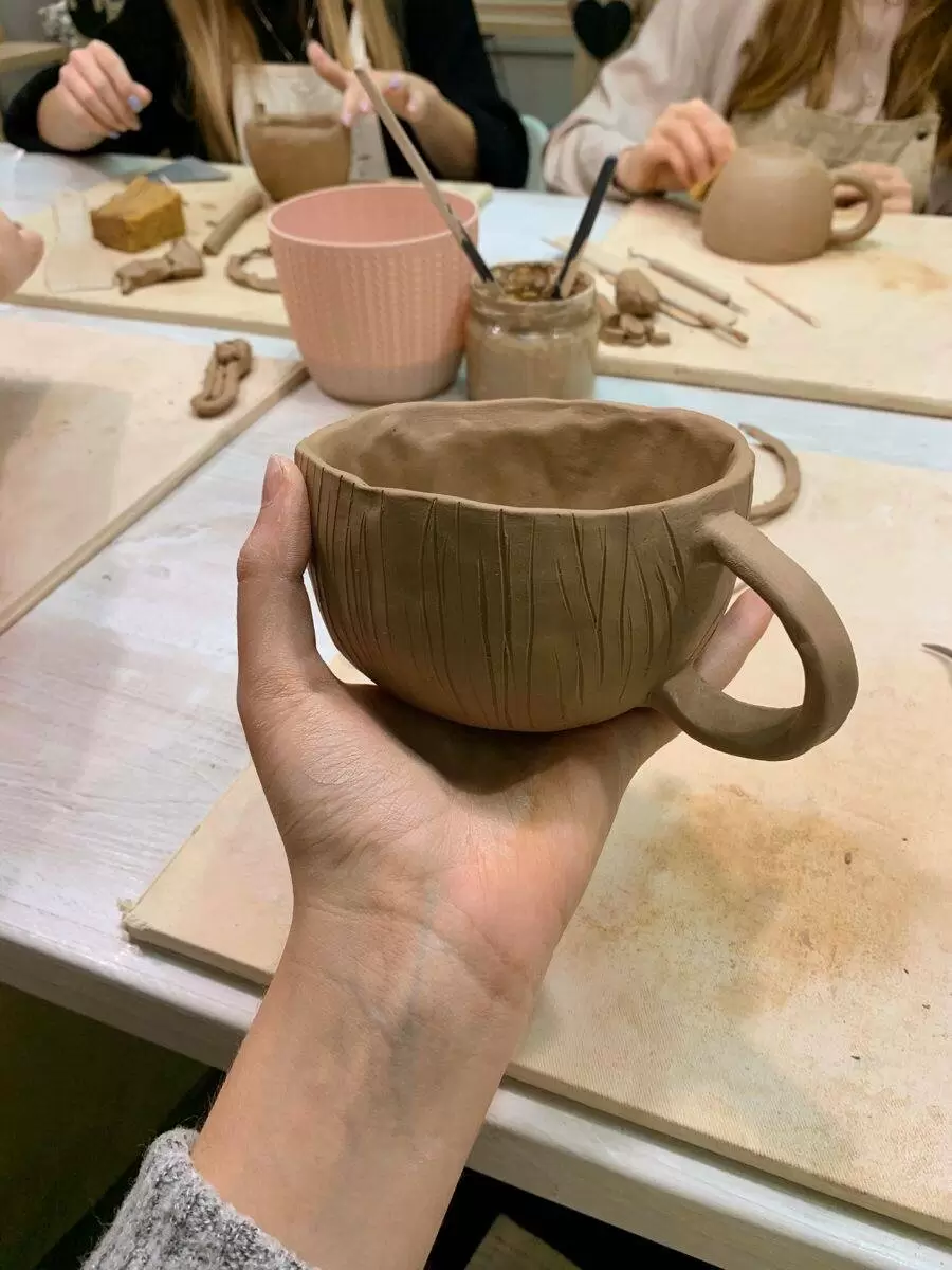 Погружение в мир керамики: секреты лепки из кома