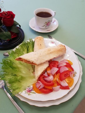 Сытная свинина в лаваше для дороги