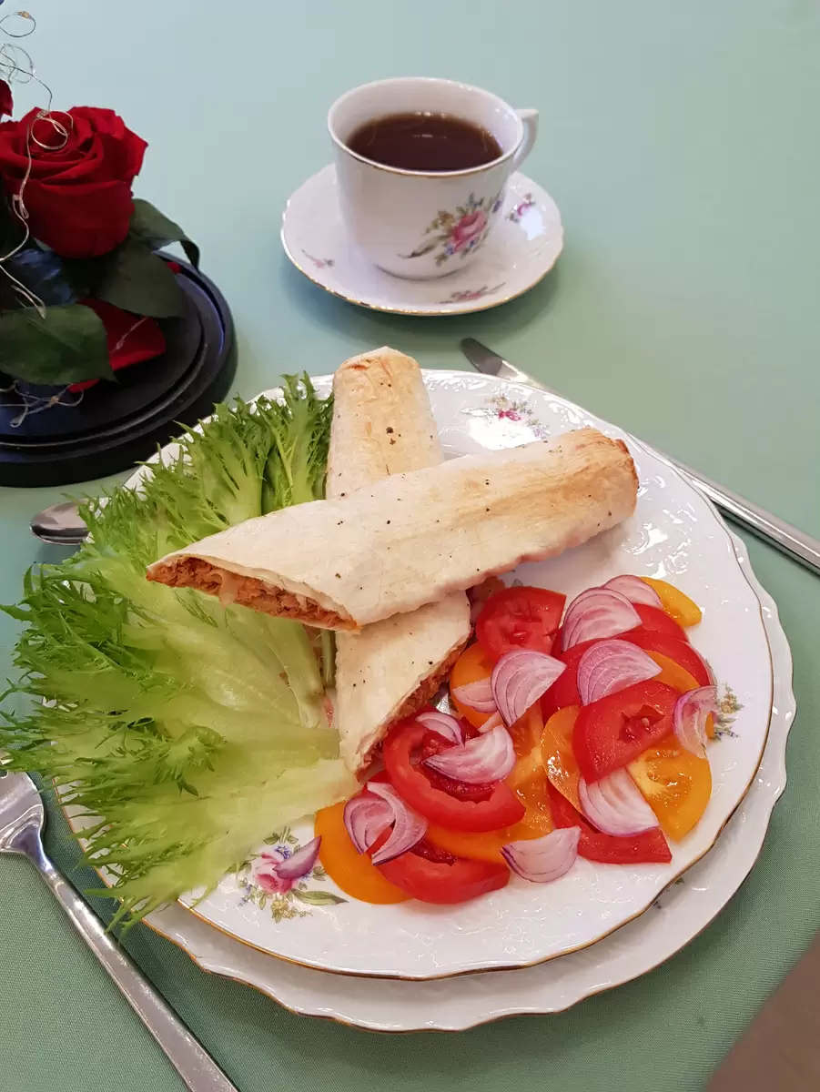 Сытная свинина в лаваше для дороги