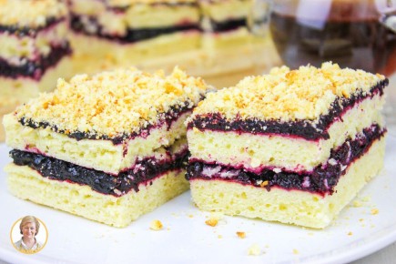 Нежное песочно-творожное пирожное с черной смородиной