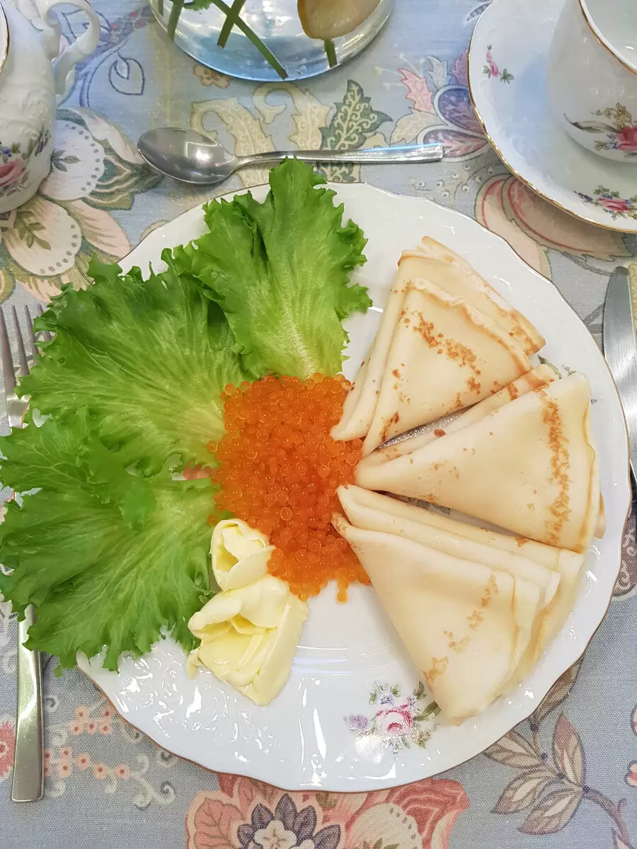 Приготовление блинов с икрой: идеальный дуэт для летнего чаепития