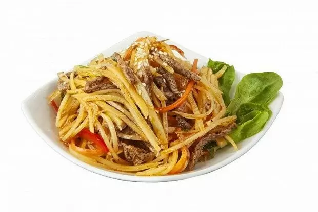 Удивительный корейский салат с картофелем и мясом, который стоит попробовать