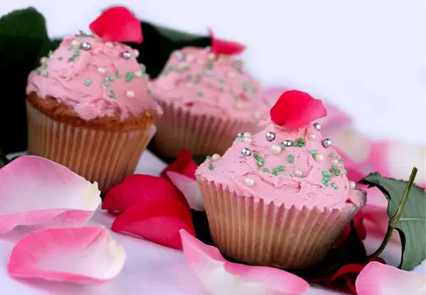 Наслаждайтесь волшебством розовых капкейков прямо у себя дома