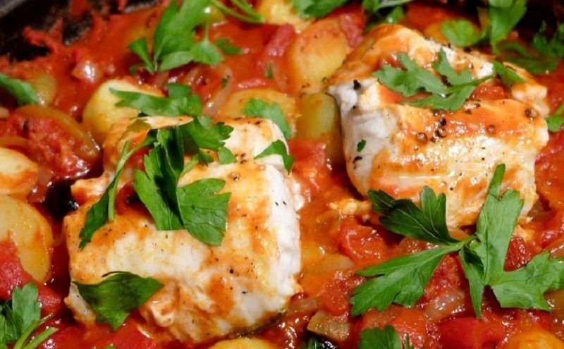 Рецепт хека в томатном соусе: быстро и вкусно для ваших близких