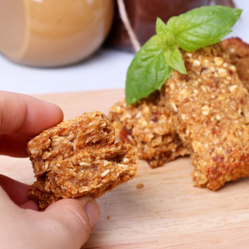 Приготовление овсяных батончиков с курагой и яблоком