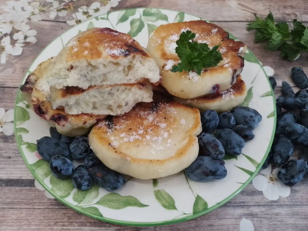 Летние оладьи с жимолостью: нежность и вкусный сюрприз